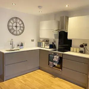 Bevendean Hut - Modern 5 Bedroom House, With Parking Holiday home
